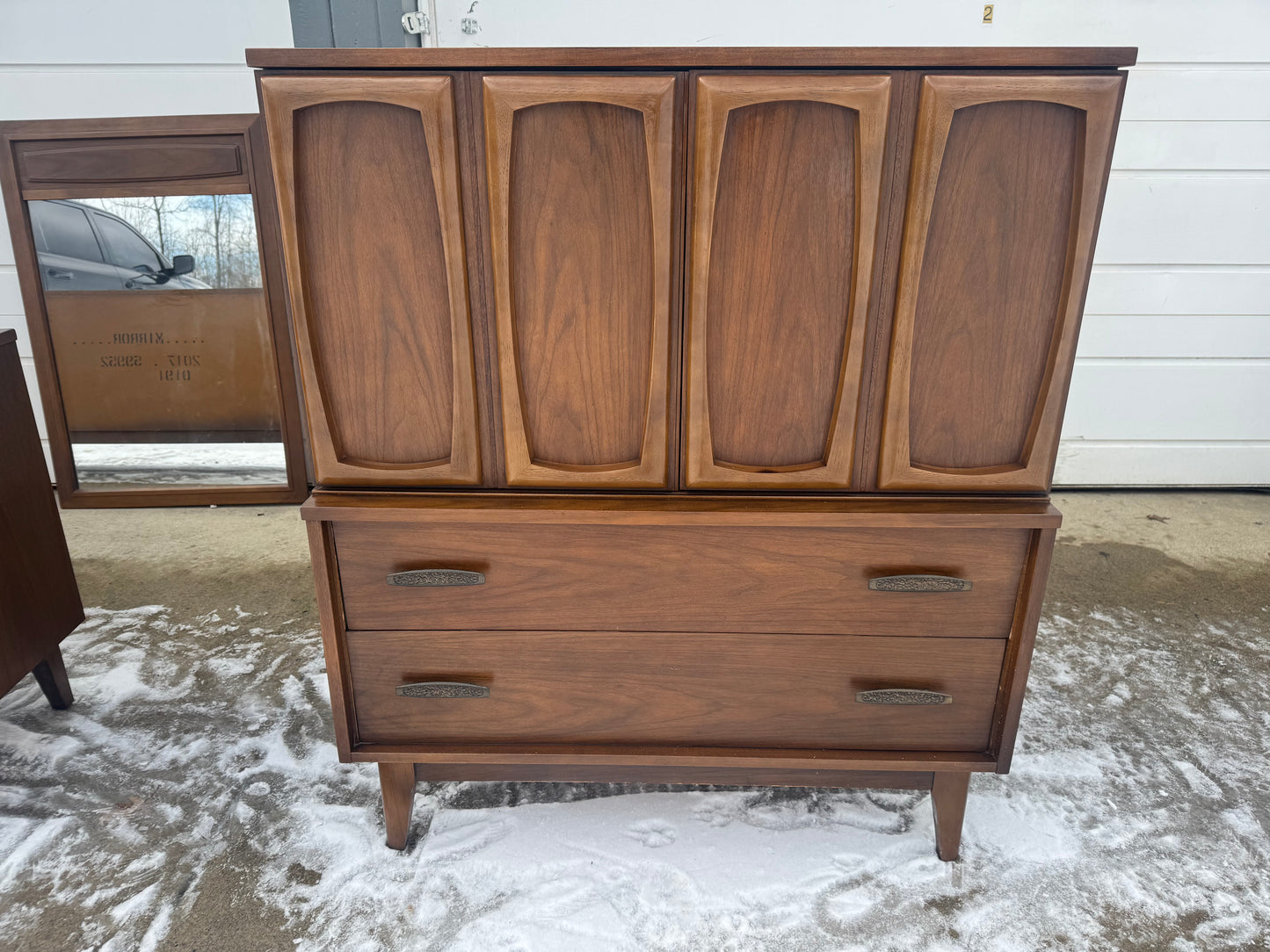 Midcentury Walnut Bedroom Set – Timeless Simplicity 🌿✨