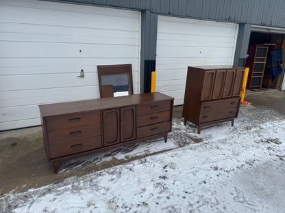 Midcentury Walnut Bedroom Set – Timeless Simplicity 🌿✨
