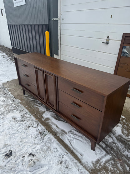 Midcentury Walnut Bedroom Set – Timeless Simplicity 🌿✨