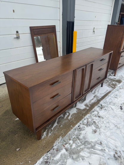 Midcentury Walnut Bedroom Set – Timeless Simplicity 🌿✨