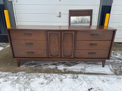 Midcentury Walnut Bedroom Set – Timeless Simplicity 🌿✨