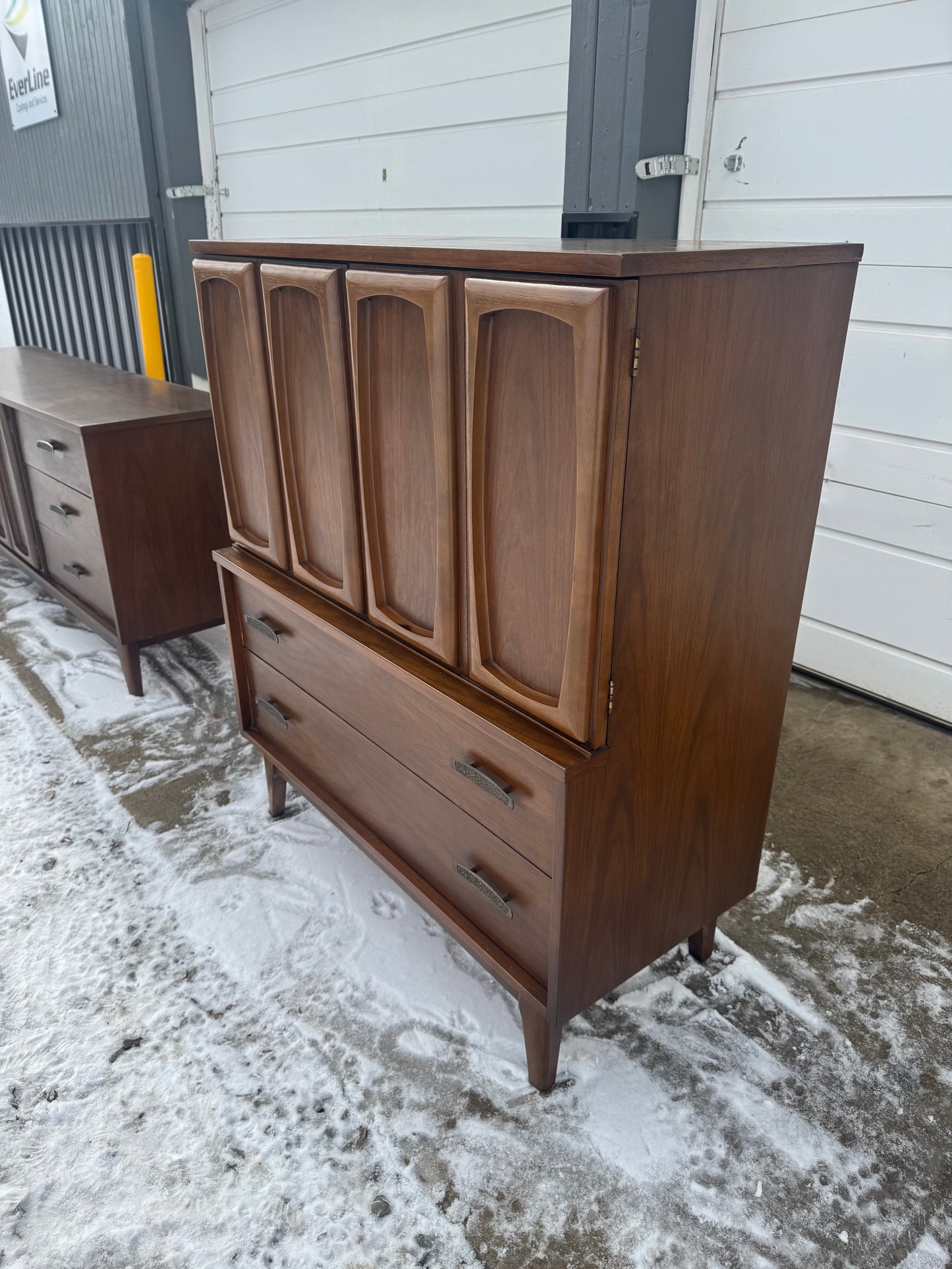 Midcentury Walnut Bedroom Set – Timeless Simplicity 🌿✨