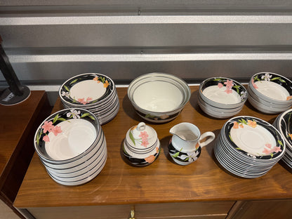 Black China Set – Sangostone Korea (Black/Gold Floral)