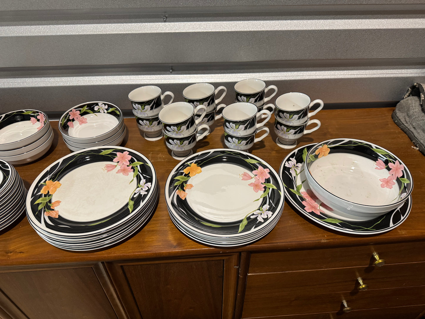 Black China Set – Sangostone Korea (Black/Gold Floral)