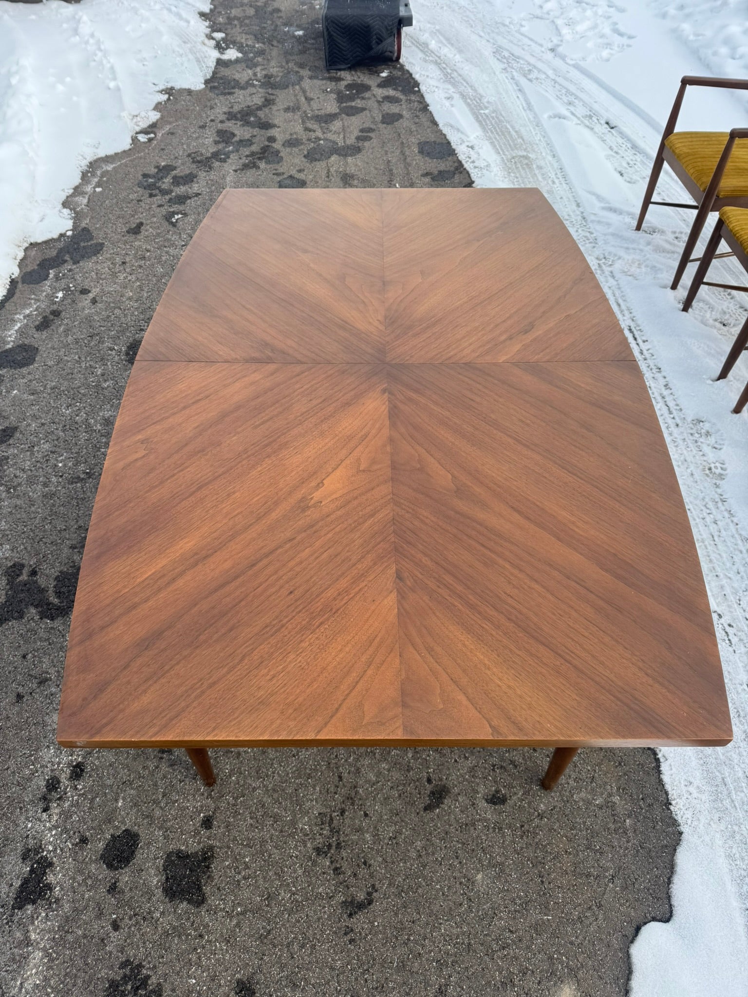 American of Martinsville “Dania” Collection Extending Dining Table with Six Chairs