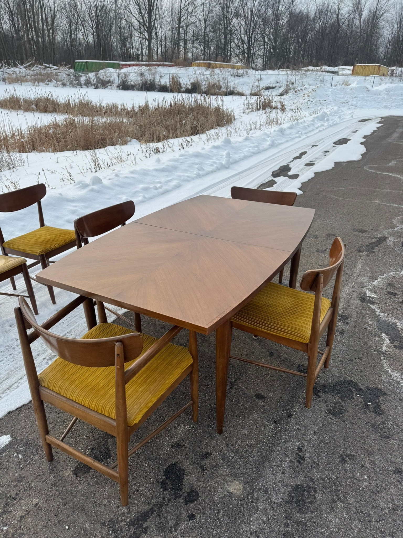 American of Martinsville “Dania” Collection Extending Dining Table with Six Chairs
