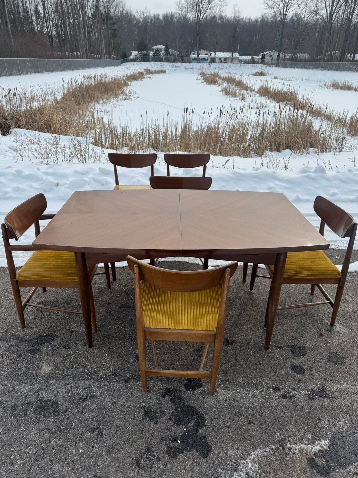 American of Martinsville “Dania” Collection Extending Dining Table with Six Chairs