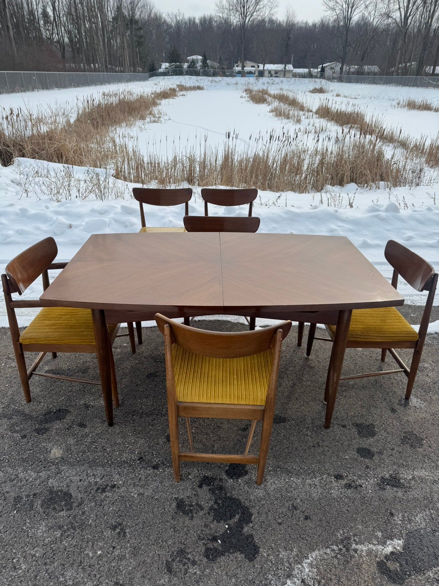 American of Martinsville “Dania” Collection Extending Dining Table with Six Chairs