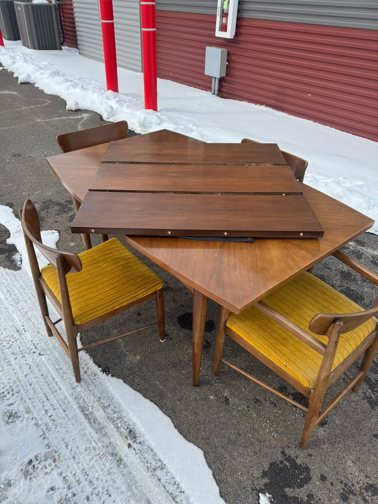 American of Martinsville “Dania” Collection Extending Dining Table with Six Chairs