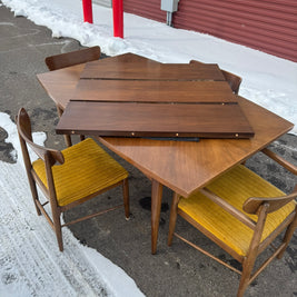 American of Martinsville “Dania” Collection Extending Dining Table with Six Chairs