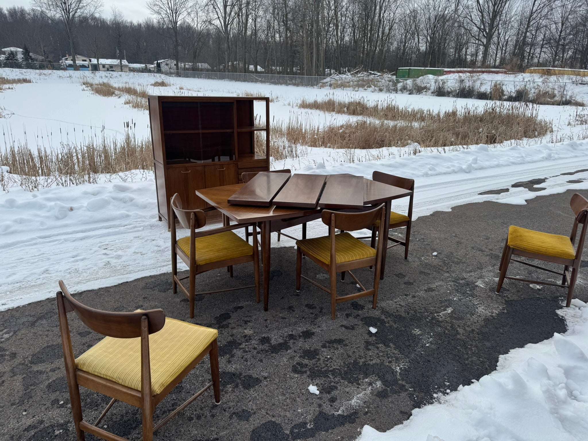 American of Martinsville “Dania” Collection Extending Dining Table with Six Chairs