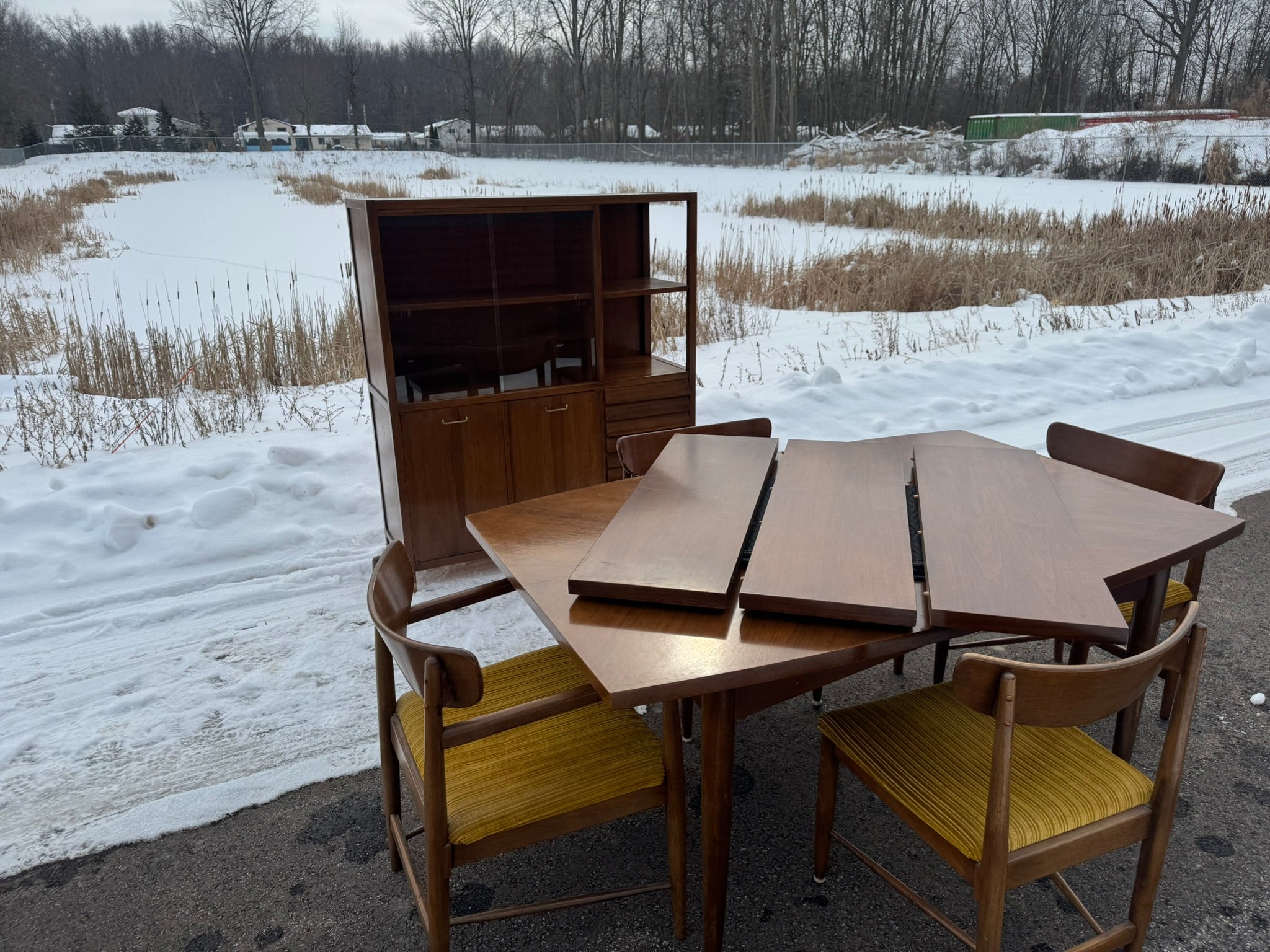 American of Martinsville “Dania” Collection Extending Dining Table with Six Chairs
