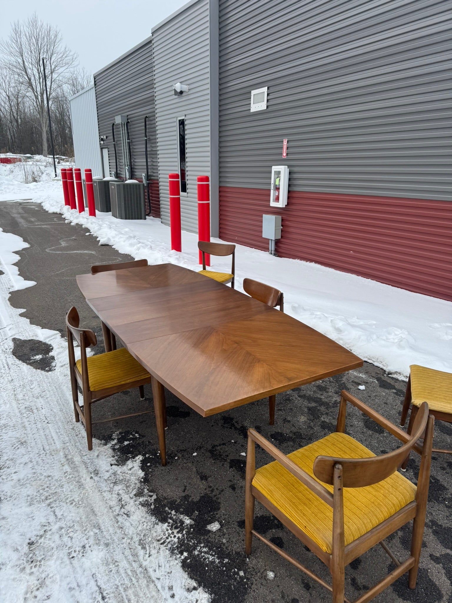 American of Martinsville “Dania” Collection Extending Dining Table with Six Chairs