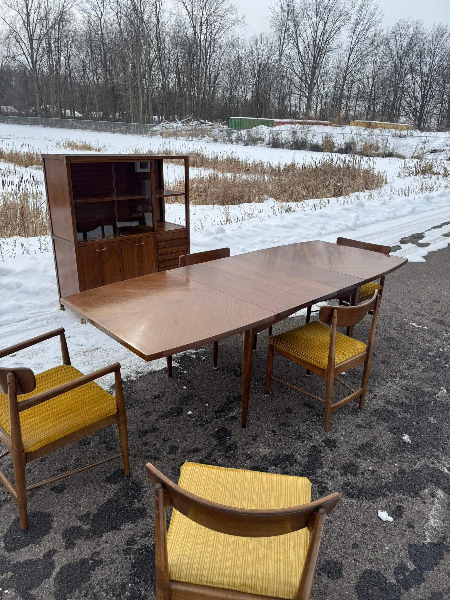 American of Martinsville “Dania” Collection Extending Dining Table with Six Chairs