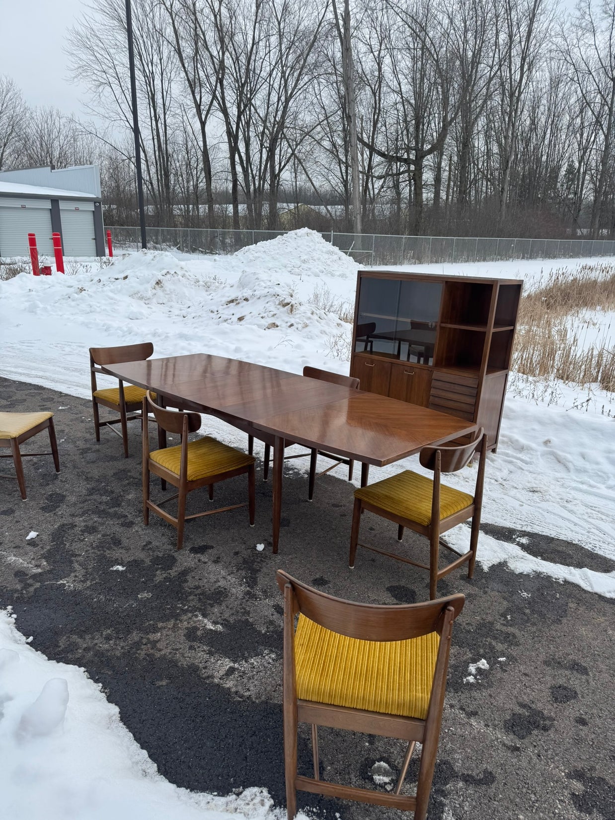 American of Martinsville “Dania” Collection Extending Dining Table with Six Chairs