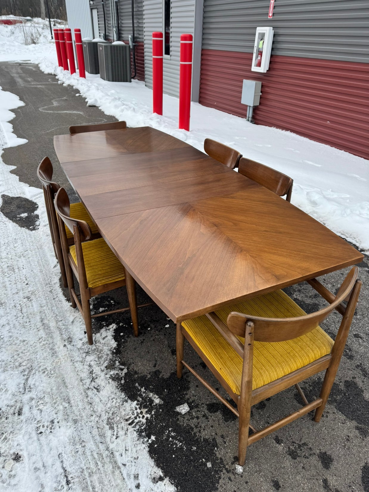 American of Martinsville “Dania” Collection Extending Dining Table with Six Chairs