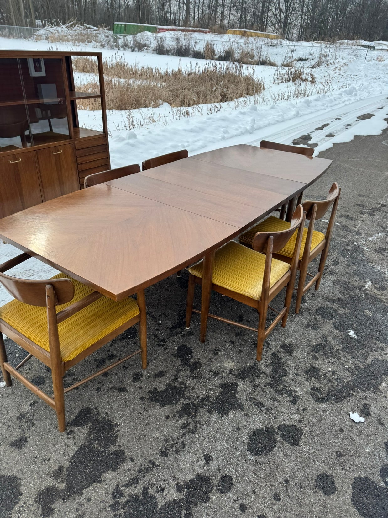 American of Martinsville “Dania” Collection Extending Dining Table with Six Chairs