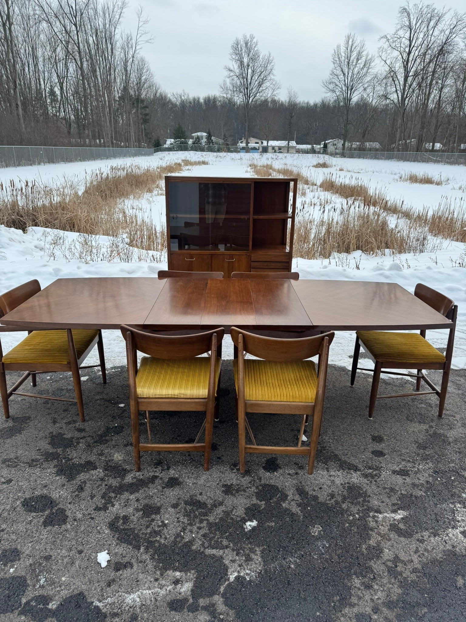 American of Martinsville “Dania” Collection Extending Dining Table with Six Chairs