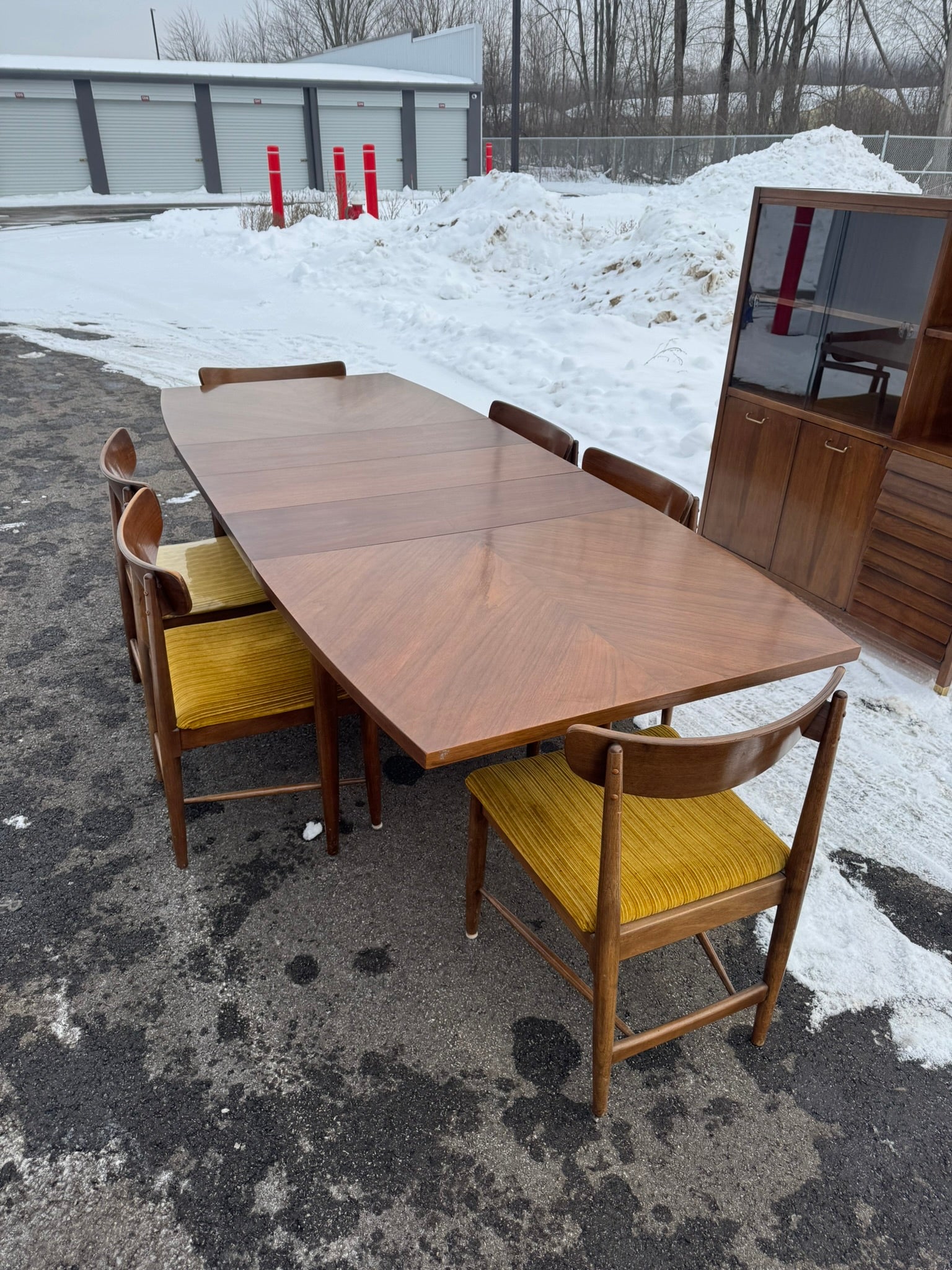 American of Martinsville “Dania” Collection Extending Dining Table with Six Chairs