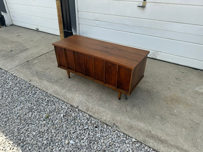 Lane Cedar Hope Chest – Princess Style with Refinished Color-Matched Top